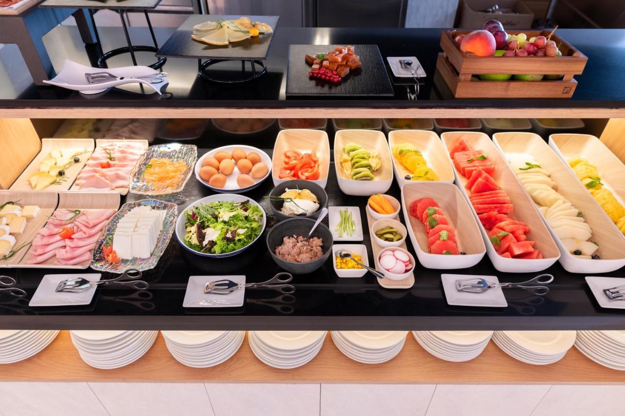 Eurostars Portico Alicante Luaran gambar A buffet at a hotel