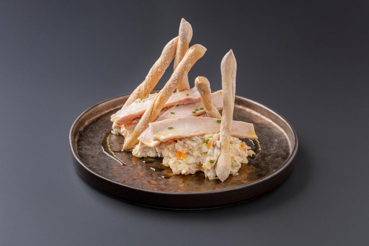 Eurostars Portico Alicante Luaran gambar A plate of chicken and potato salad